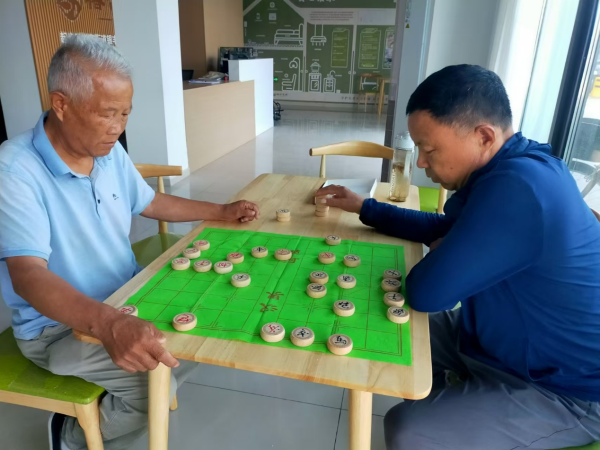 新巧牛 方寸棋牌聚情谊！崔寨银丰揽翠园照料中心棋牌活动点亮银发生活